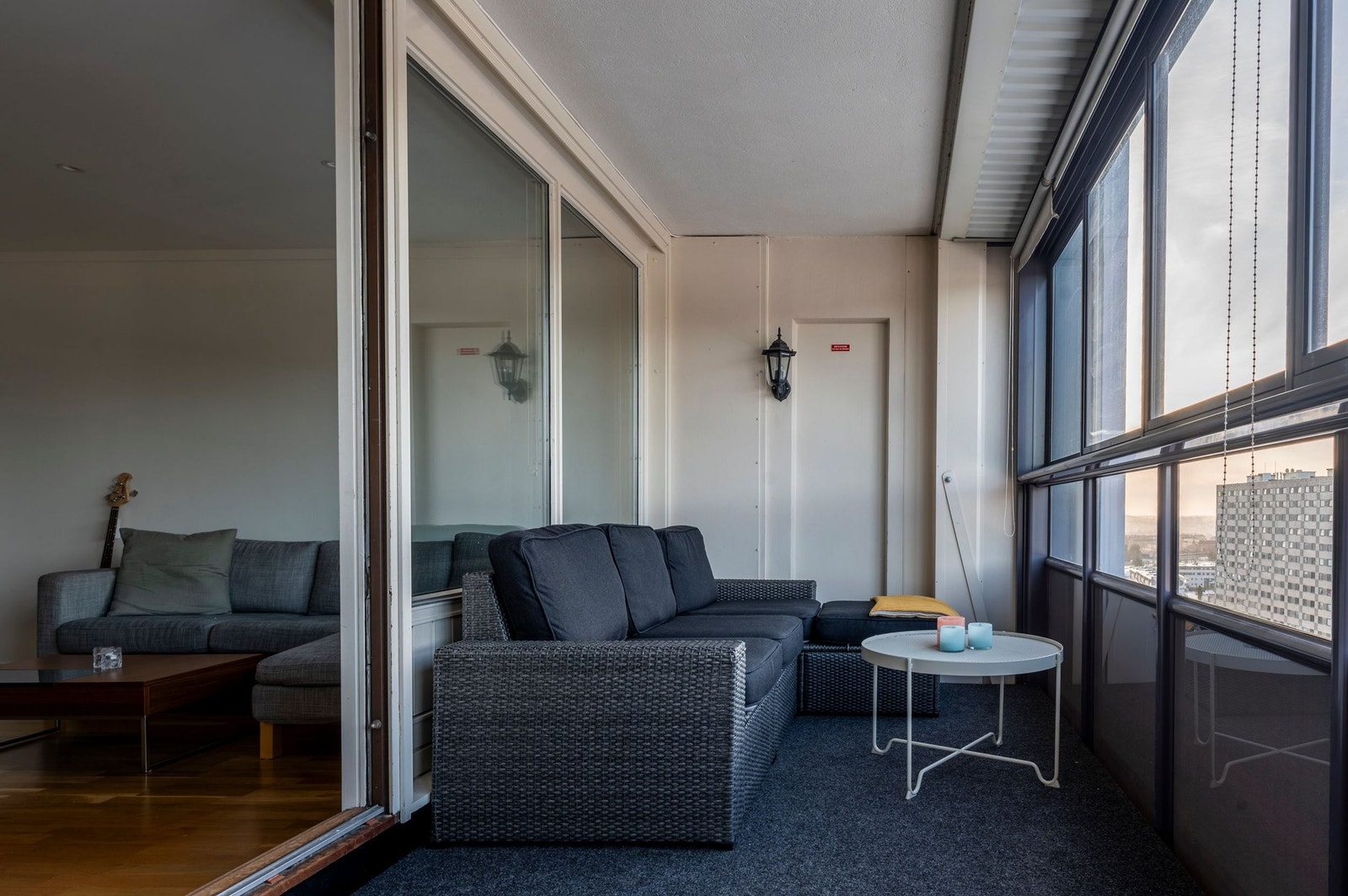 På den innglasserte, vestvendte balkongen kan man nyte det fine været, med meget gode solforhold! Galleribilde