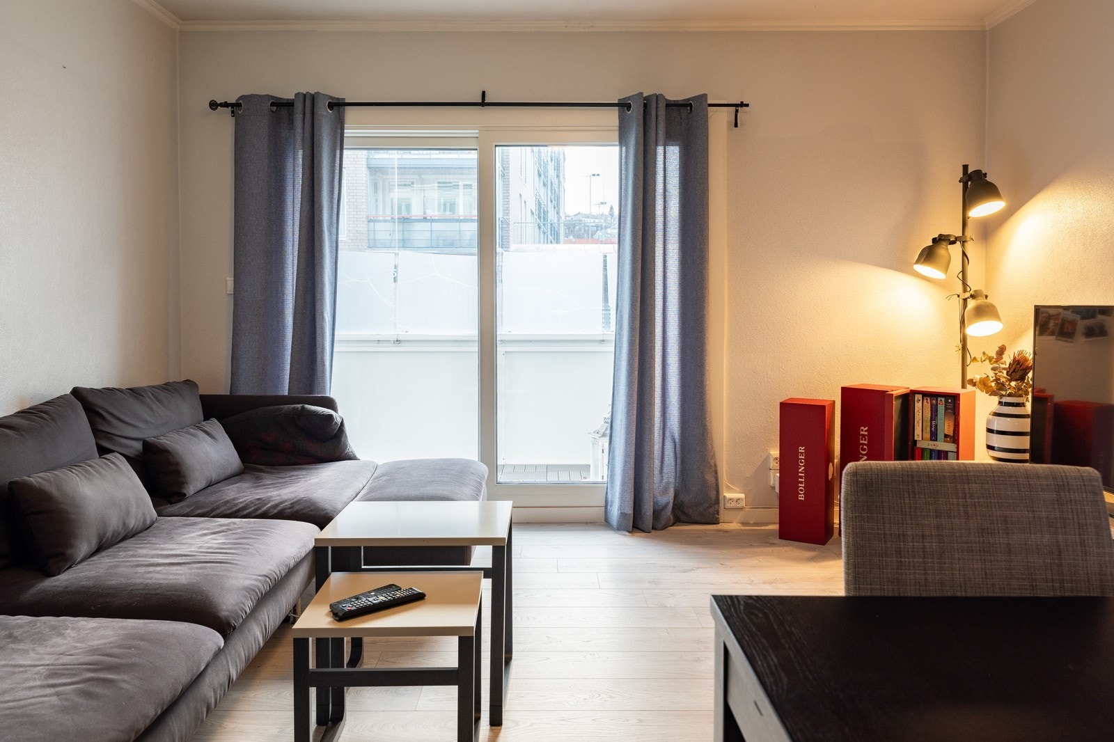 Stuen har utgang til innglasset balkong. Galleribilde