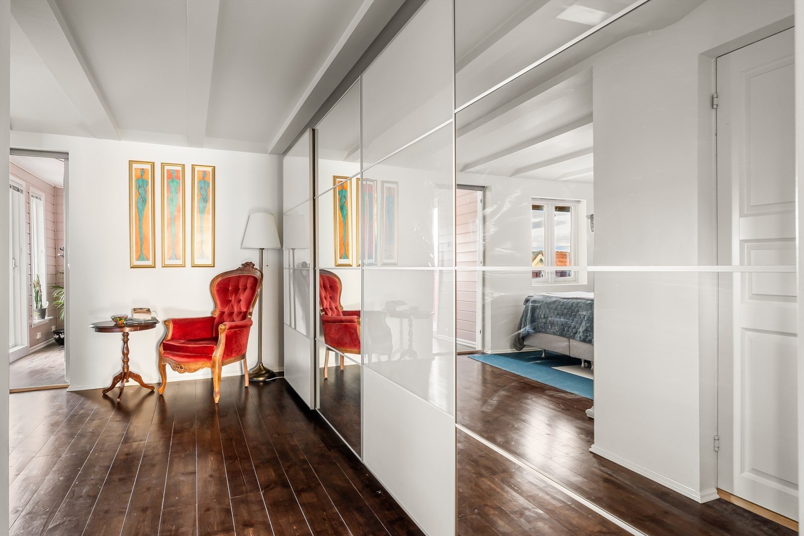 God skapplass med stor skyvedørsgarderobe Galleribilde
