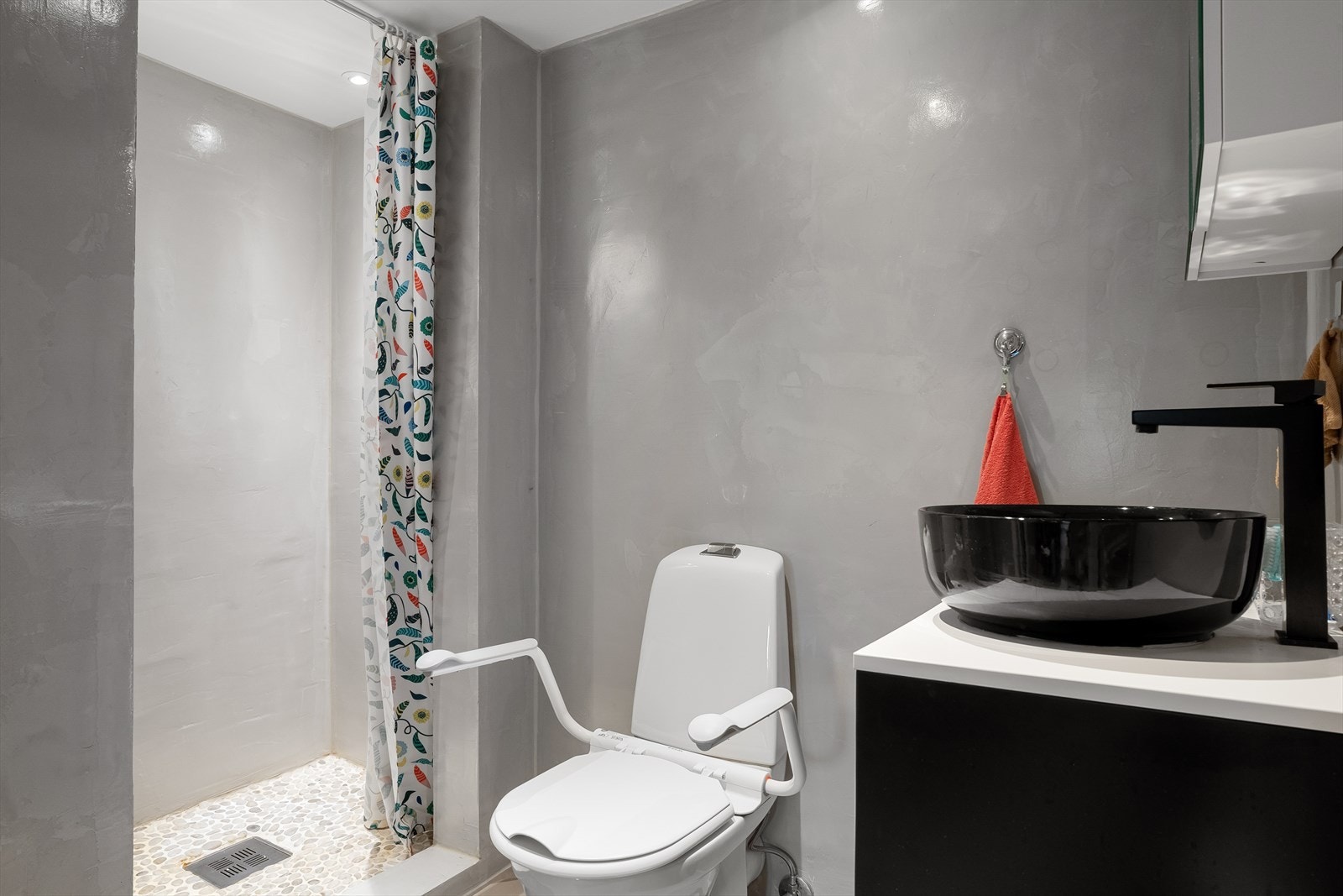 Badet ble oppgradert med mikrosement på veggene og nytt møblement i 2022 Galleribilde