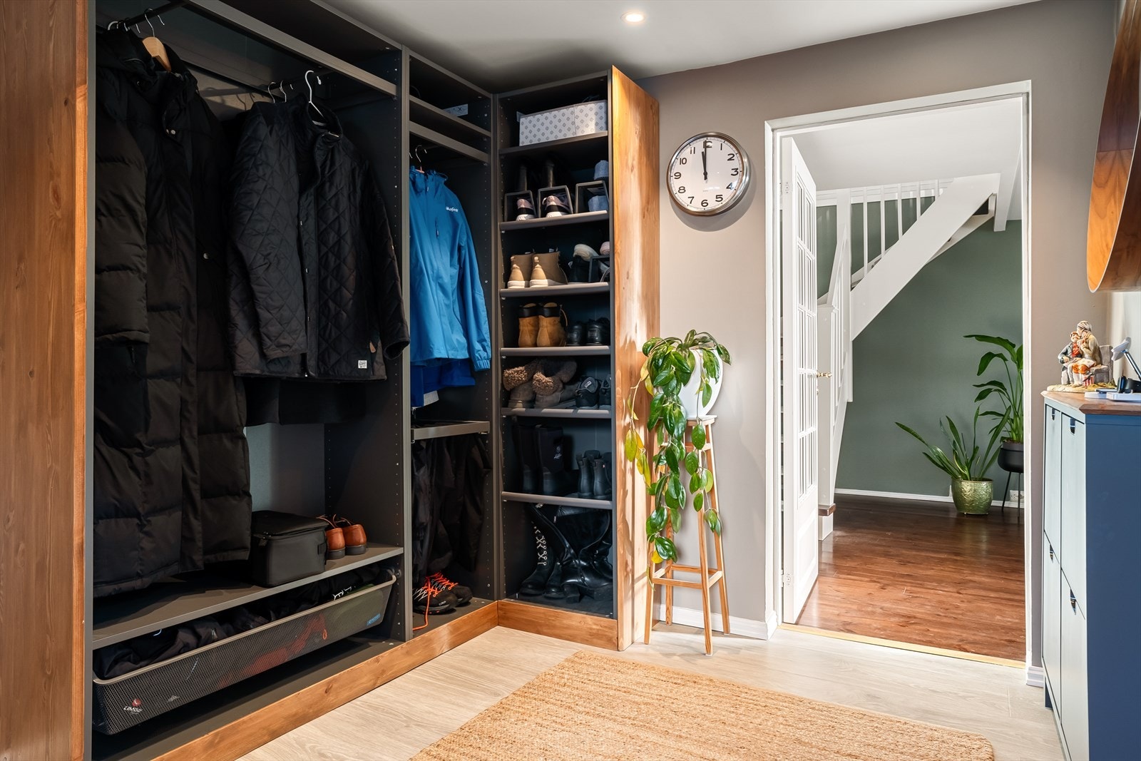 Like innenfor inngangen møtes du av en romslig entré/gang på ca. 6,3 m² med god oppbevaringsplass for sko og yttertøy Galleribilde