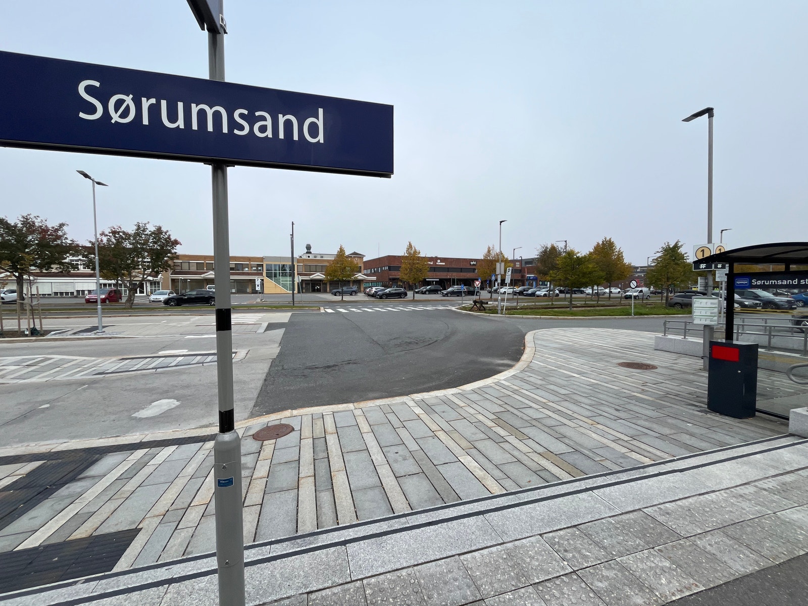 Rett ved togstasjonen finner du Sørumsand Senter Galleribilde