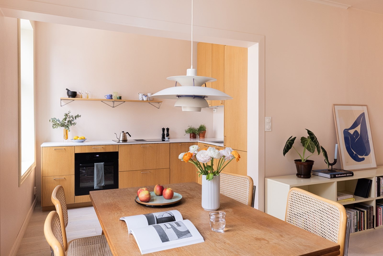 Kjøkkenet har en stilig innredning bestående av finérte fronter i både over- og underskap, belysning, og benkeplate i kompositt med underlimt oppvaskkum i stål. Galleribilde