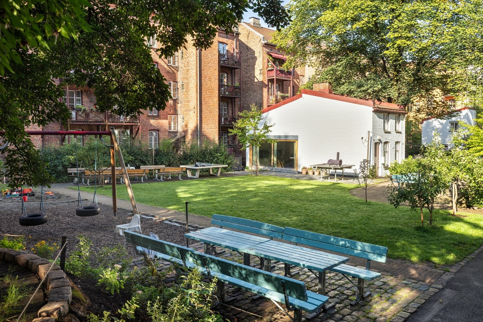 Bakgården er et flott og sosialt møtested for beboerne godt tilrettelagt for sosiale sammenkomster med sittegrupper, lekeplass, bordtennisbord, utekjøkken og bålpanne. Galleribilde
