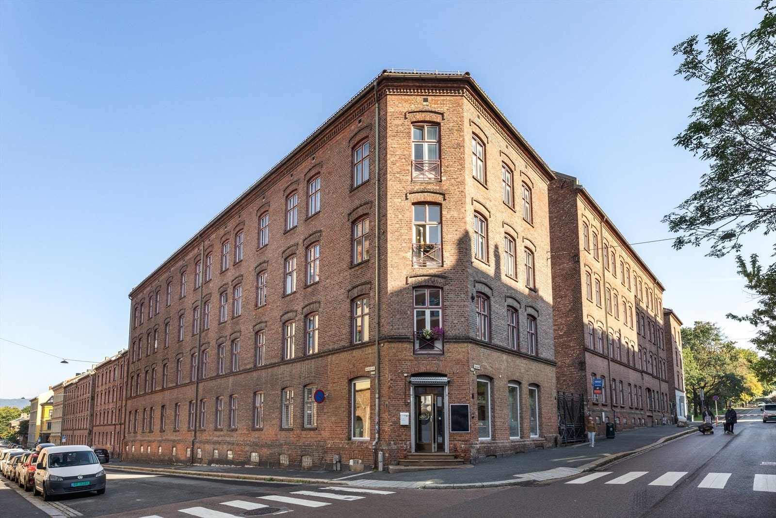 Leiligheten ligger i det sjarmerende Gråbeinkvartalet med Botanisk hage som nærmeste nabo. Galleribilde