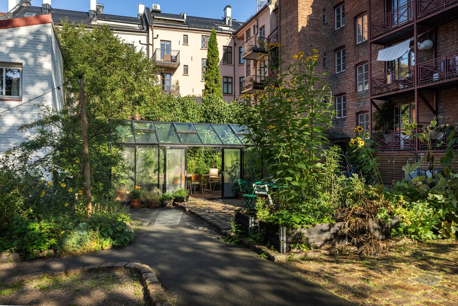 Det er satt opp en hagestue på cirka 20 kvadrat, stor nok til å ha et fint lite selskap under tak. I tillegg er det bygget utekjøkken med vask og integrert grill. Galleribilde