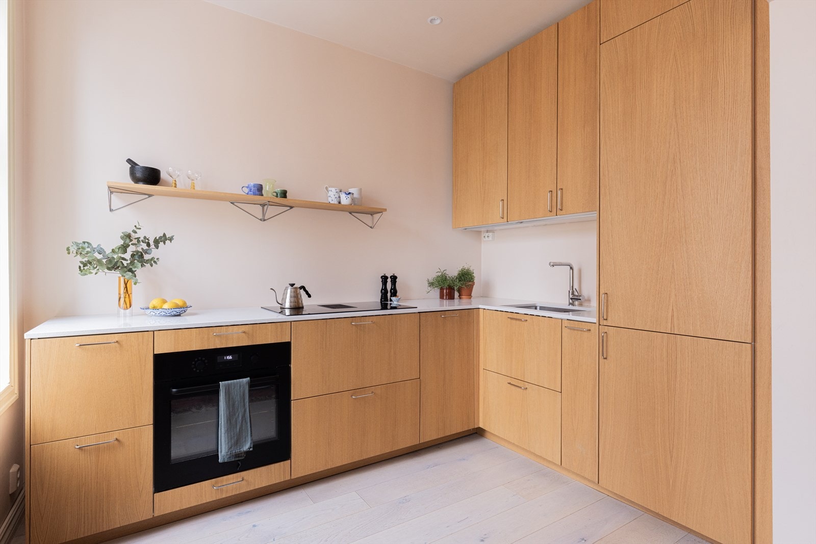 Rikelig med skap- og benkeplass. Galleribilde