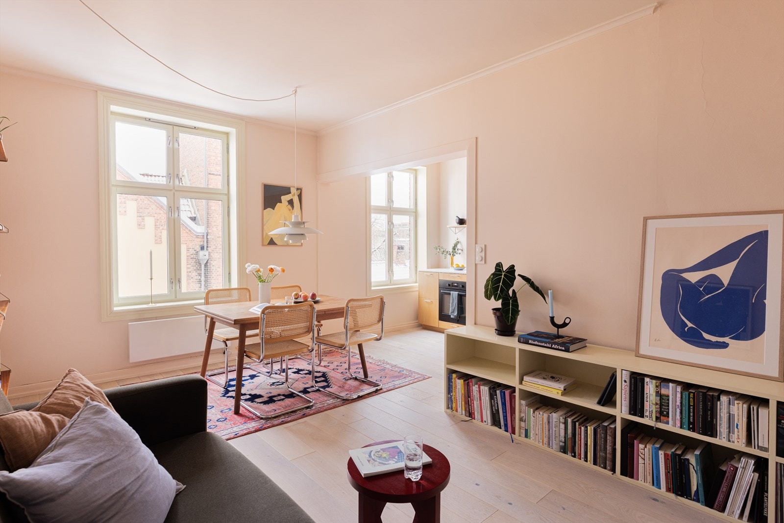 God takhøyde og store vindusflater skaper en god atmosfære i leiligheten. Galleribilde