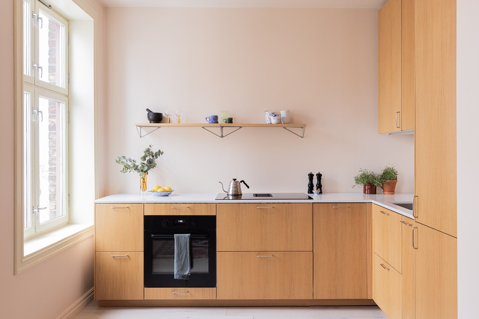 Integrerte hvitevarer som 80 cm. induksjonstopp m/integrert avtrekksvifte med omluft (kullfilter), stekeovn, oppvaskmaskin, og kjøleskap/frys. Galleribilde