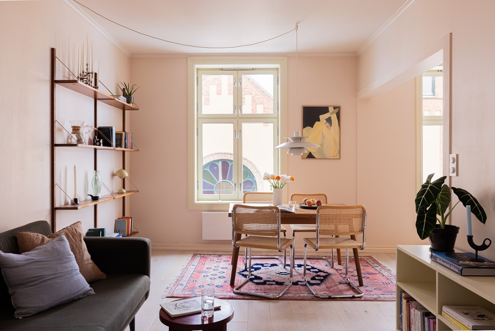 Det er god plass til både spisestue, sofagruppe, stuebord, og mediemøbler uten at det går på bekostning av romfølelsen. Galleribilde