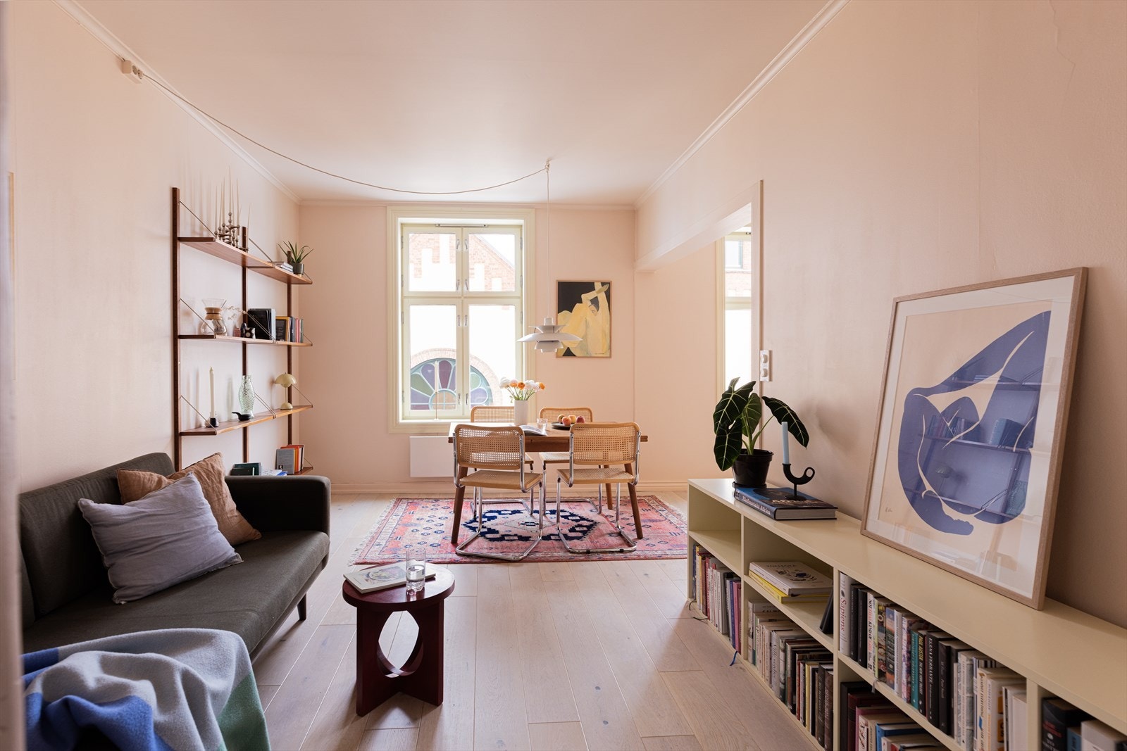 I det koselige stuerommet vil du føle deg hjemme på et blunk. Rommets utforming gir deg mange ulike møbleringsmuligheter. Galleribilde