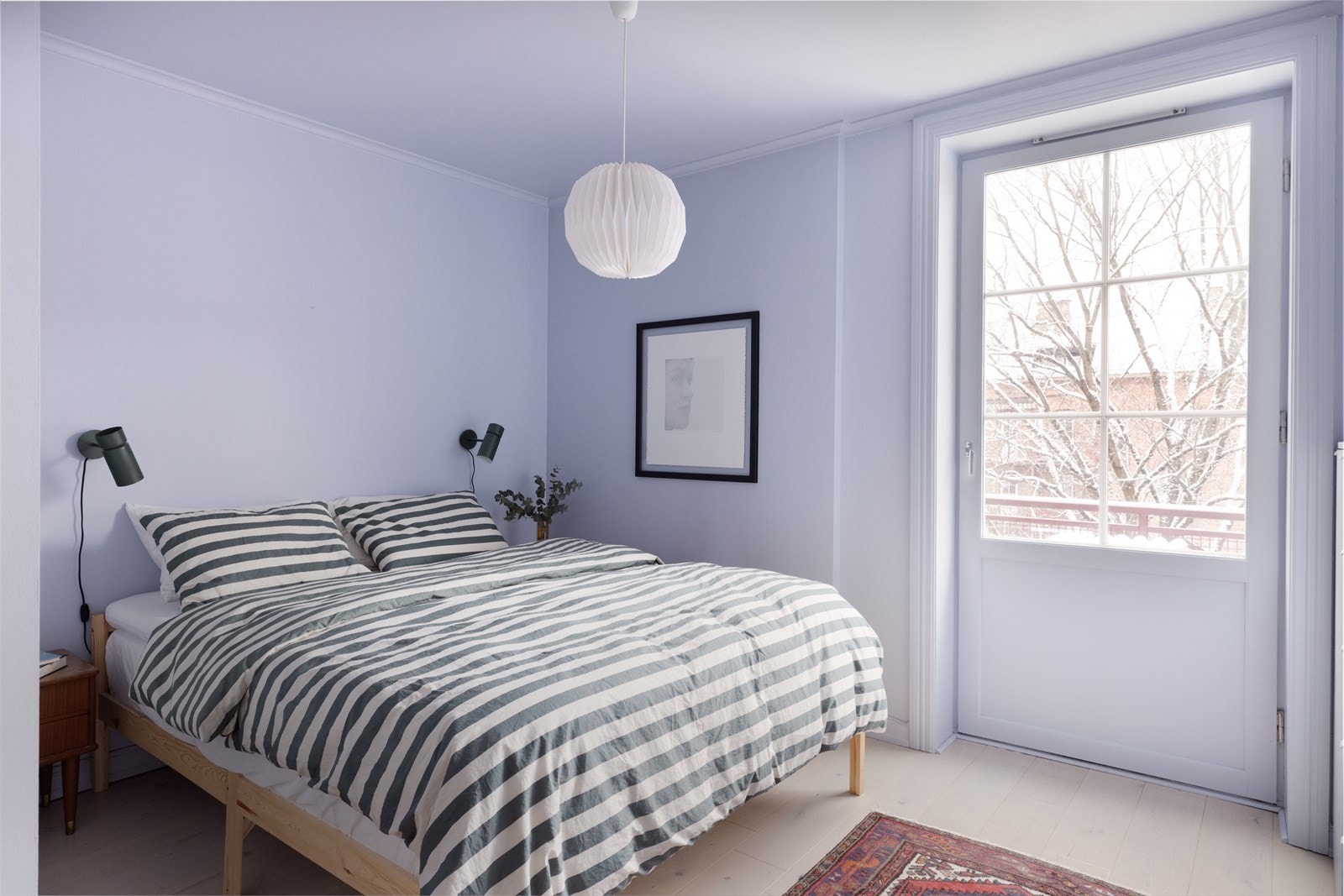 Luftig soverom med god plass til dobbeltseng og nattbord på hver side. Herfra har du utgang til den herlige balkongen! Galleribilde