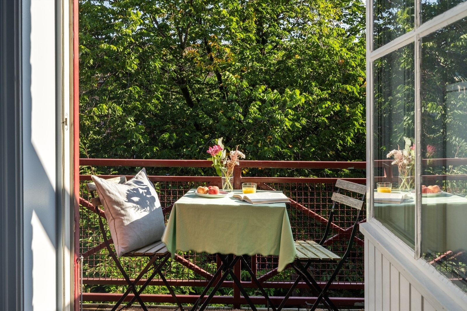 Balkongen er nordøstvendt, på 3,3 m² med god plass til ønsket utemøblement. Galleribilde