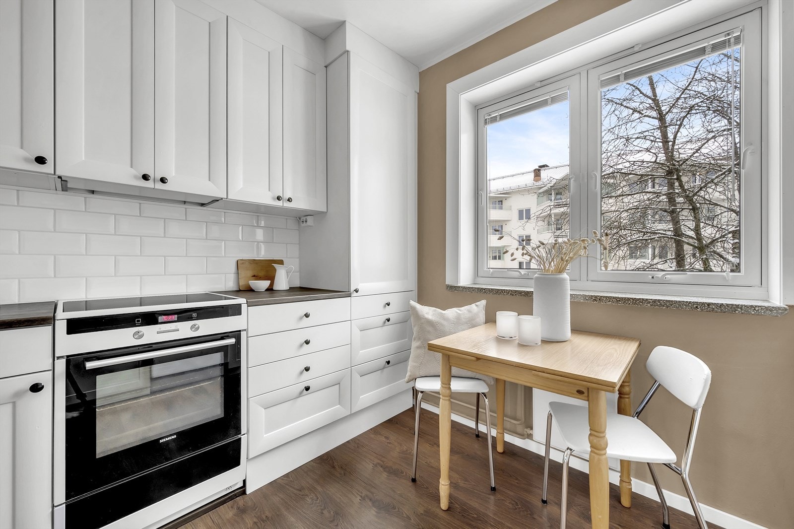 Tidløst og godt vedlikehold kjøkken fra 2004. Benkeplate og kum ble byttet i 2015/16. Galleribilde