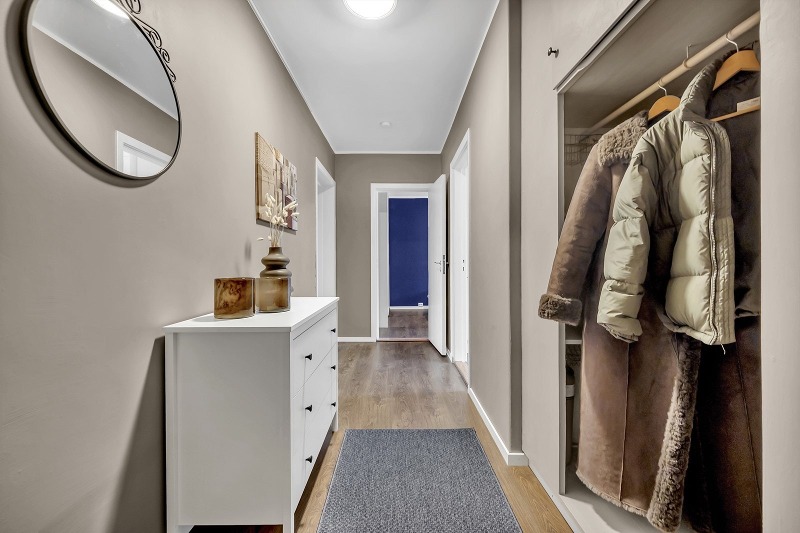 Velkommen inn! Praktisk innebygget garderobeløsning i entrè. Galleribilde