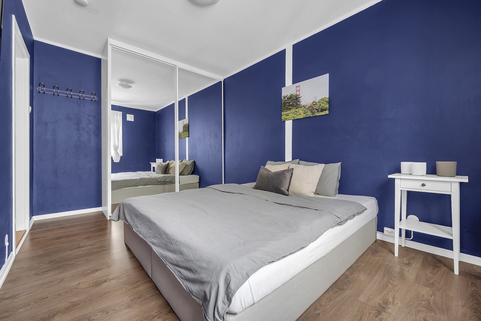 Rikelig med lagringsplass i skyvedørsgarderobe. Galleribilde