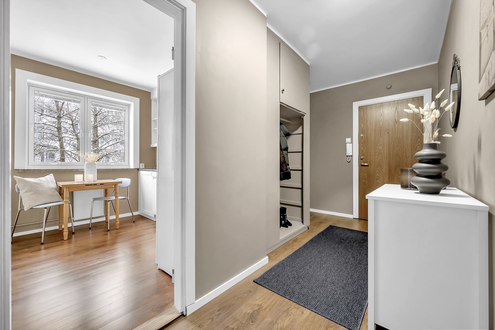 Romslig og innbydende entrè plass til oppbevaring av sko og yttertøy. Galleribilde