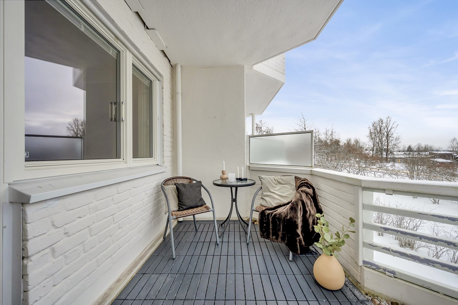 Balkongen er på 8 kvm med god plass til utemøbler. Galleribilde
