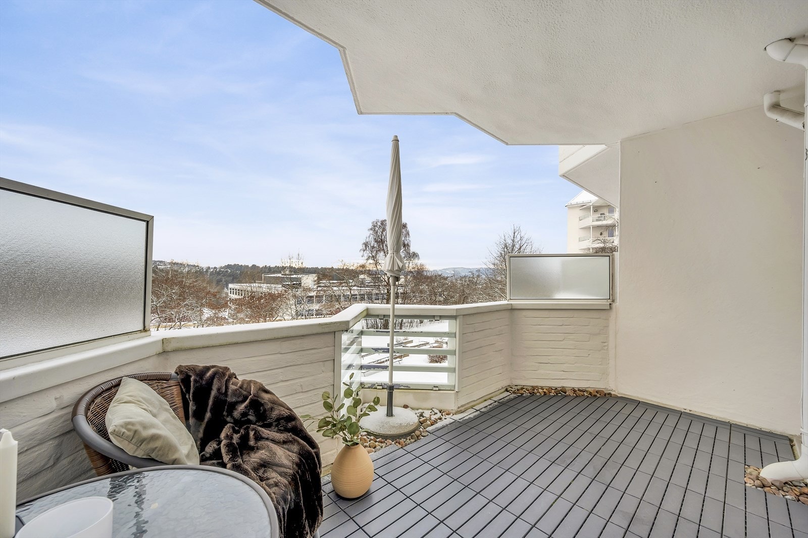 Overbygget balkong gir en lun og hyggelig atmosfære. Galleribilde