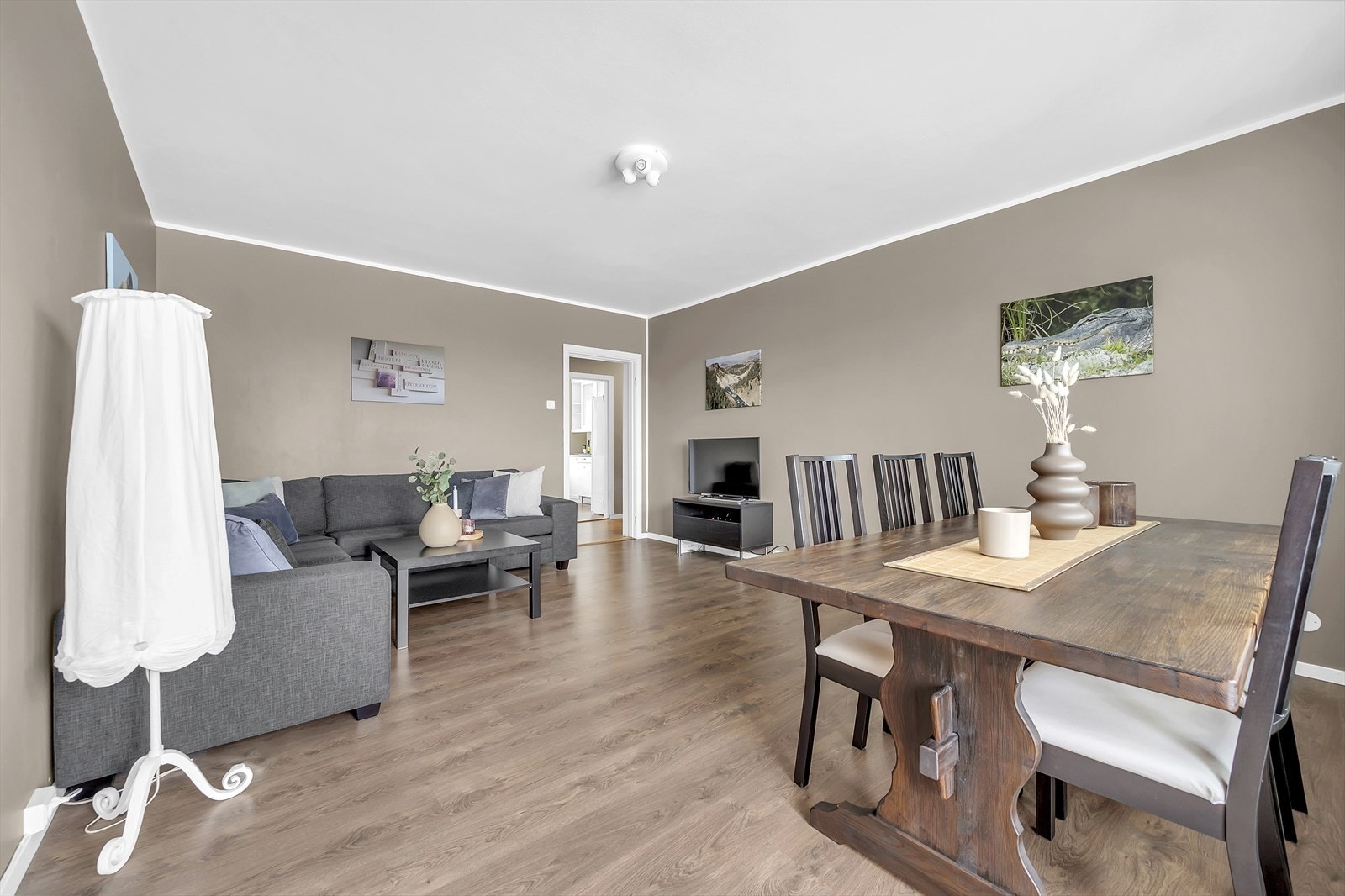 Det er god plass til flere sittegrupper og soner. Galleribilde