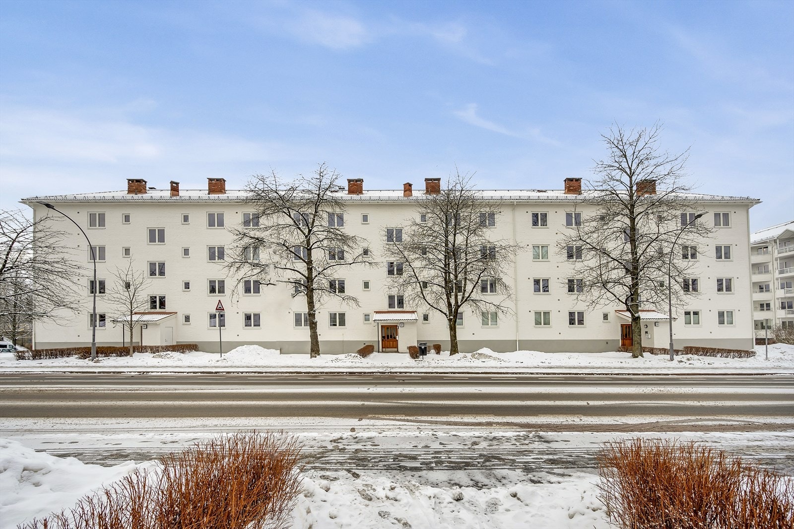 Borettslaget har god vedlikeholdshistorikk med nye vinduer, balkongdører, malt fasade, oppussing av tak m.m. Galleribilde