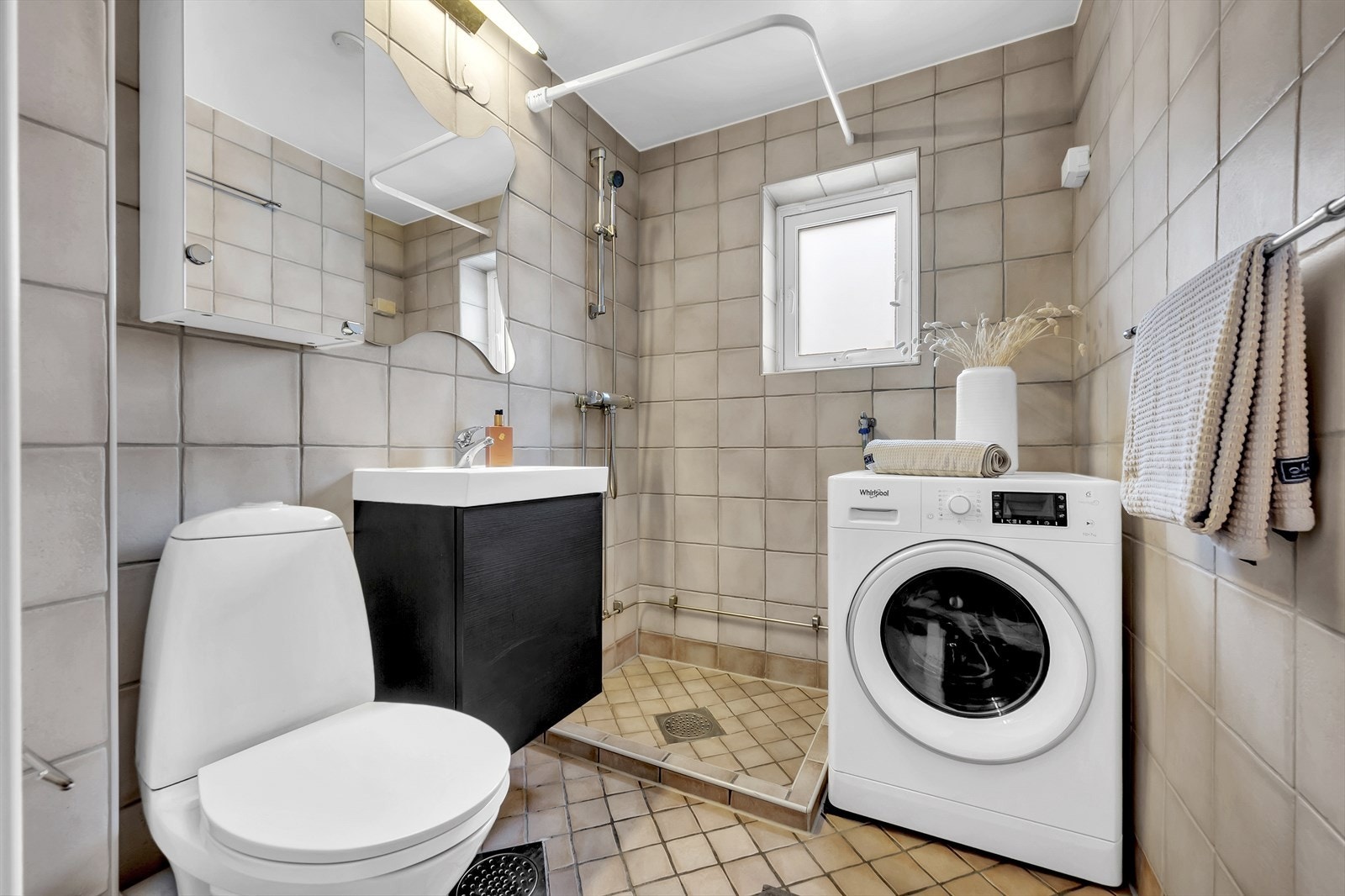 Flislagt baderom fra 2000/02 i regi av borettslaget. Galleribilde