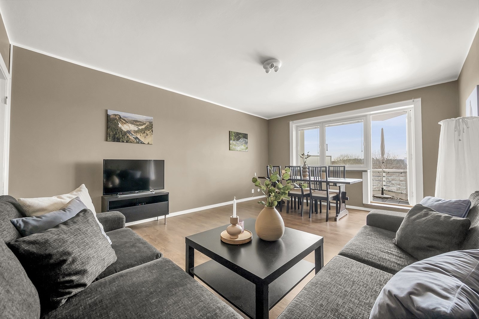 Luftig, gjennomgående planløsning med gode møbleringsmuligheter. Galleribilde