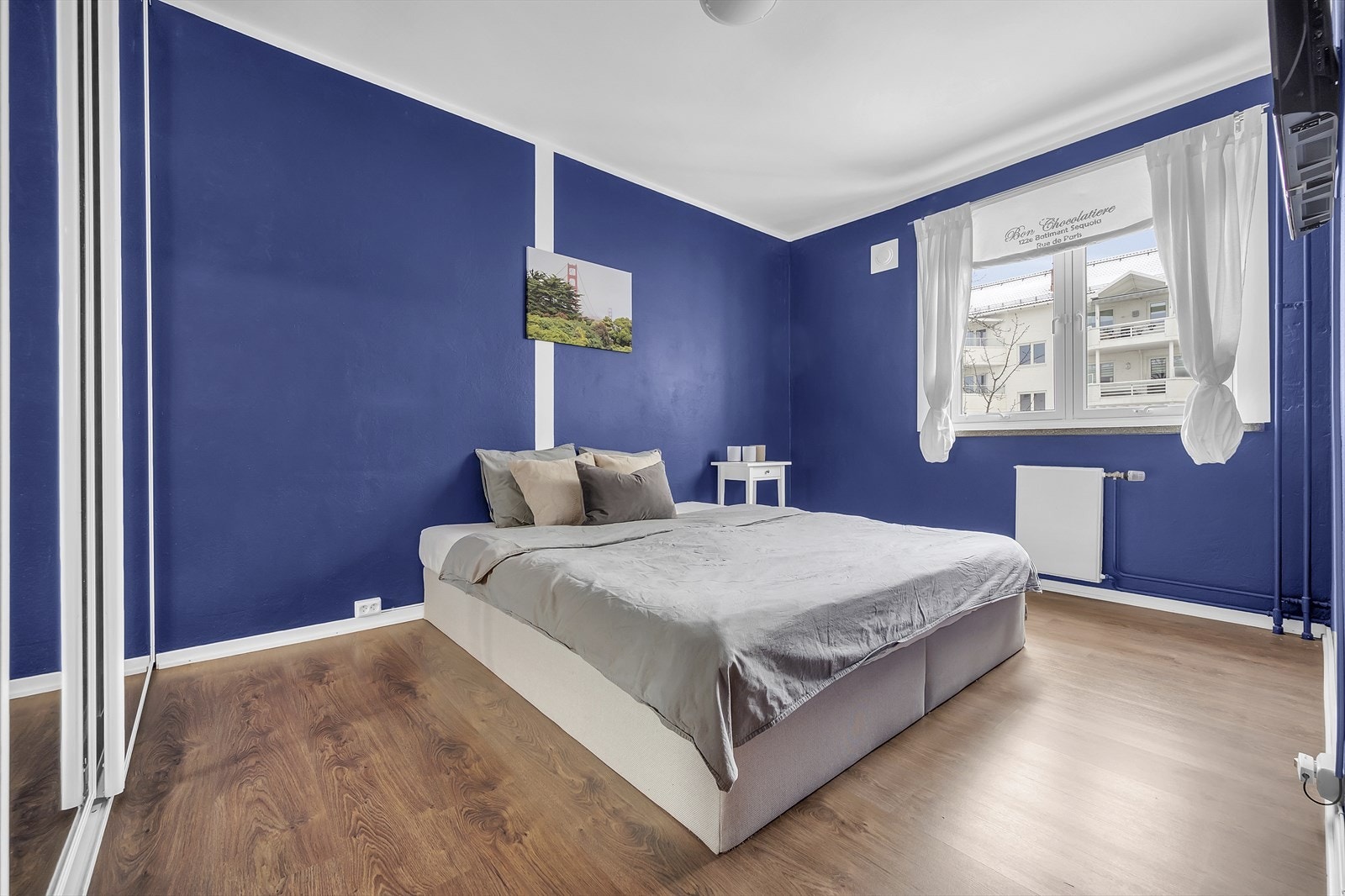 Soverom av god størrelse med plass til stor dobbeltseng og tilhørende møblement. Galleribilde