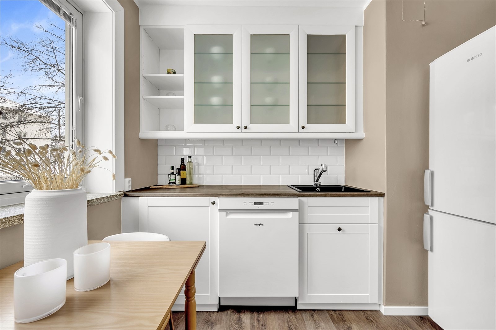 Det er fin plass til en mindre sittegruppe på kjøkkenet. Galleribilde