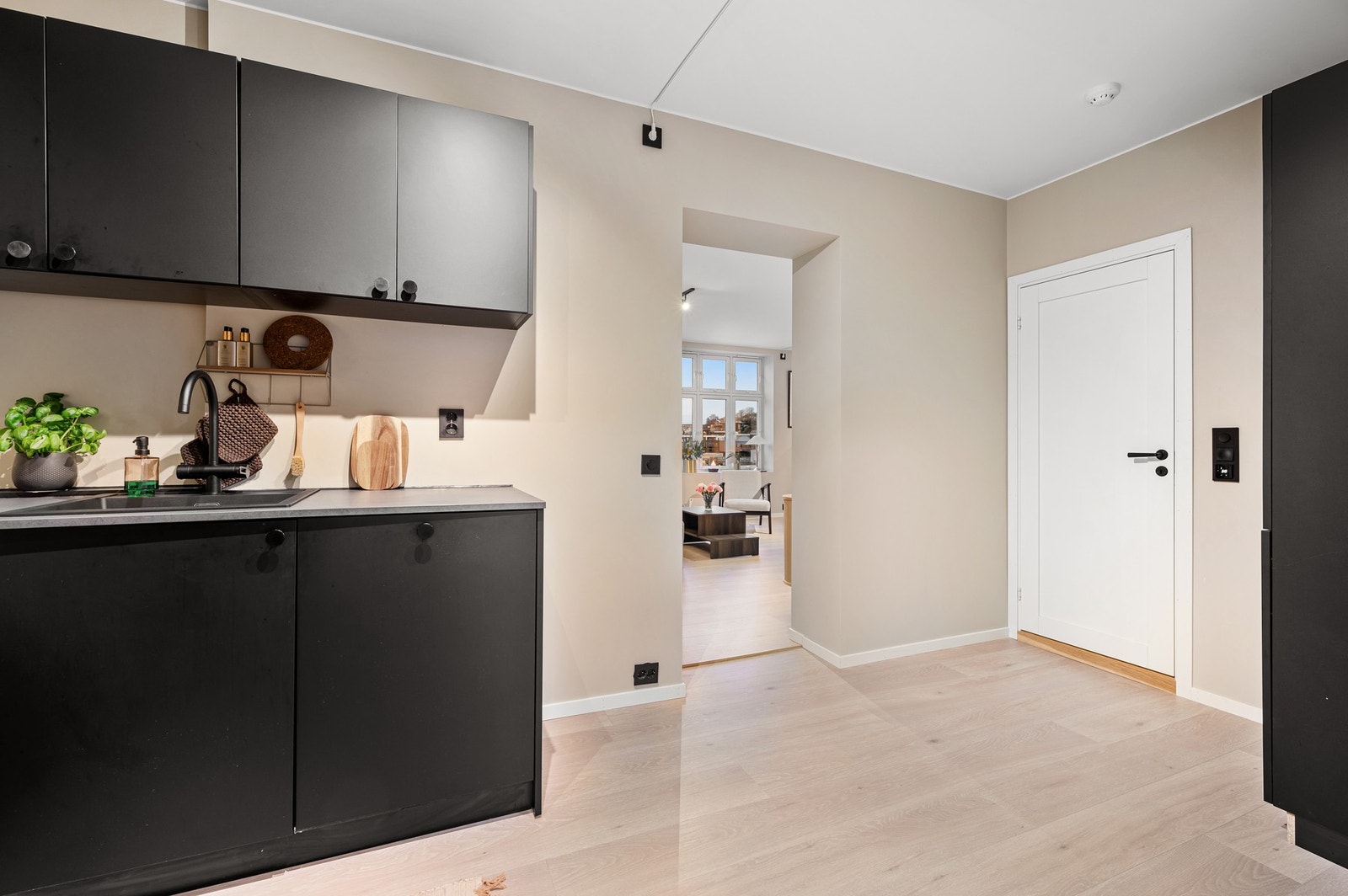 Naturlig skille mellom stue og kjøkken som gir flere soner i boligen. Galleribilde