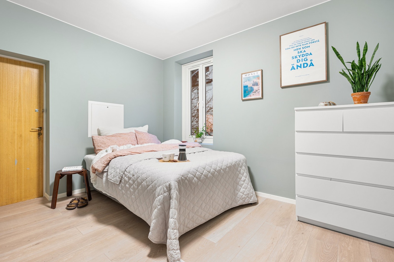 Soverom 2 er på 9,8 kvadratmeter. Rommet tilfredsstiller ikke gjeldende krav til 10% dagslys på grunn av for lite vindu til rommets størrelse. Galleribilde