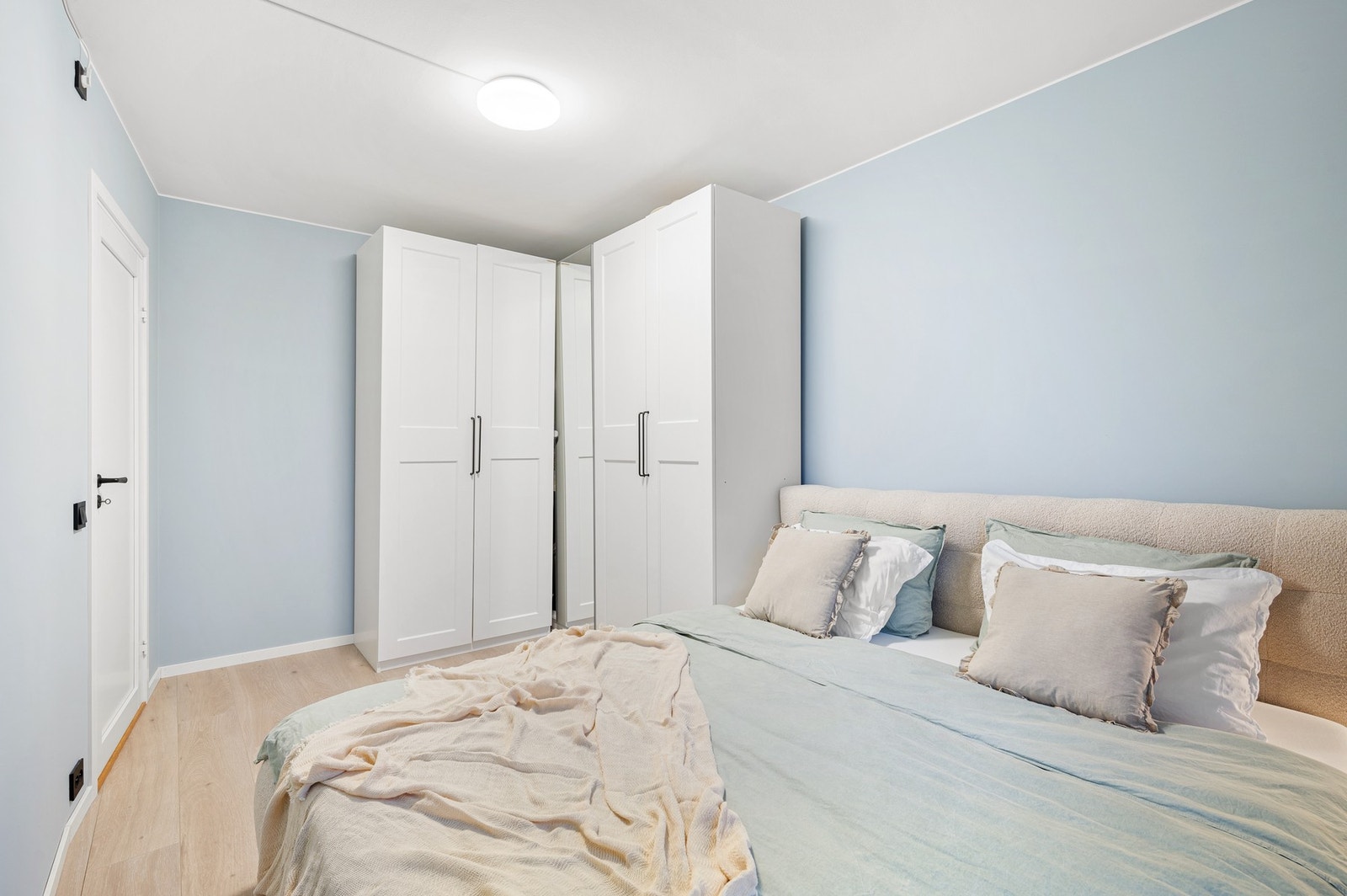 God plass til en stor seng og garderobeløsning. Galleribilde