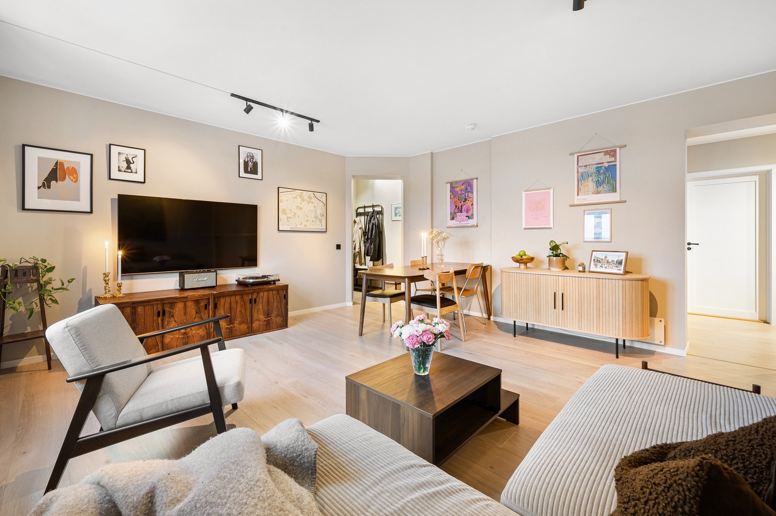 Stuen er på 21,7 kvadratmeter og gir god plass til både spise- og sittegruppe. Galleribilde