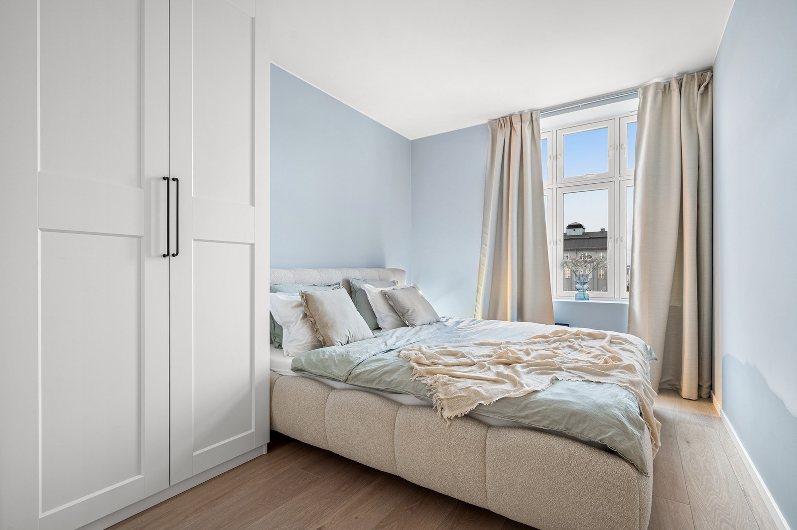 Soverom 1 er på 12,3 kvadratmeter og er malt i lyse fine farger. Galleribilde