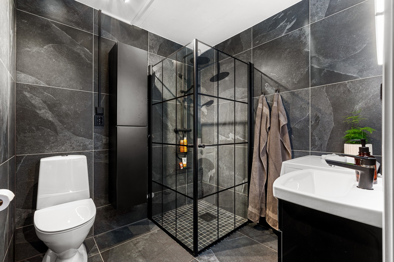 Lekkert bad fra 2008 som fikk et løft i 2022 med nye fliser. Galleribilde