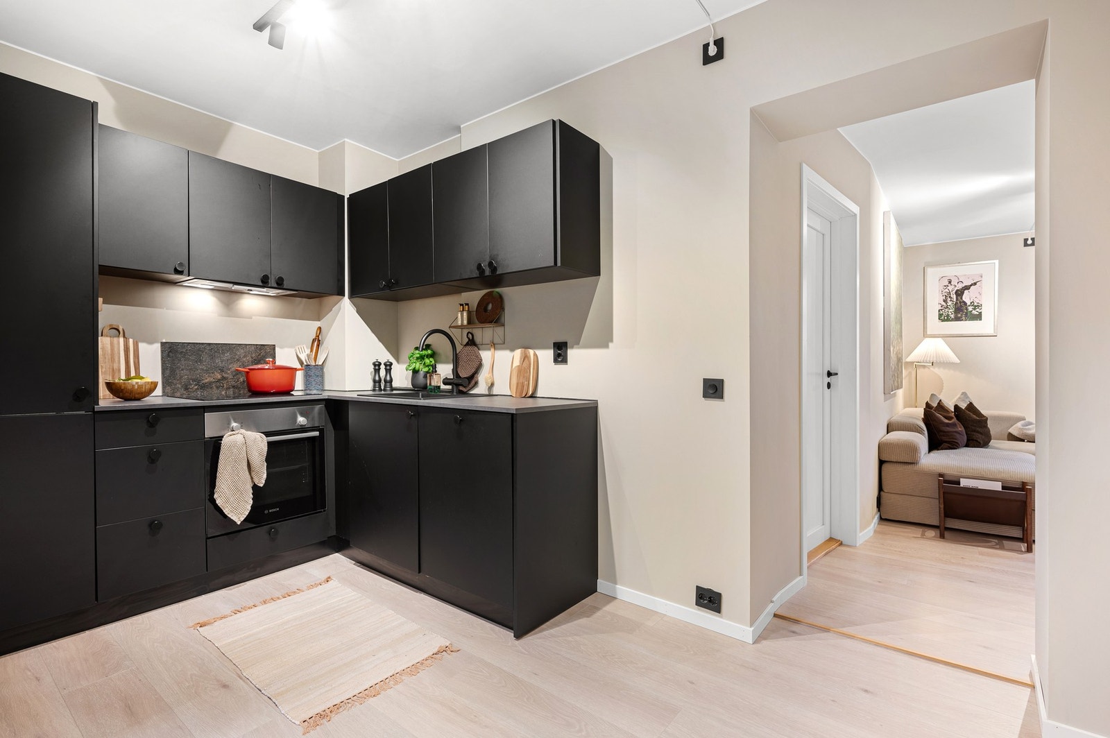 Kjøkkenet ble pusset opp i 2022 og byr på integrerte hvitevarer som platetopp, stekeovn, oppvaskmaskin og kjøl/fryseskap. Galleribilde