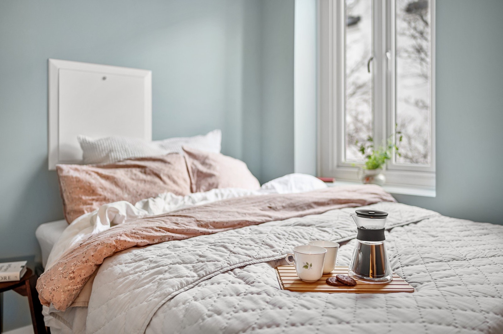 Her får du plass til både garderobeløsning og stor seng. Galleribilde