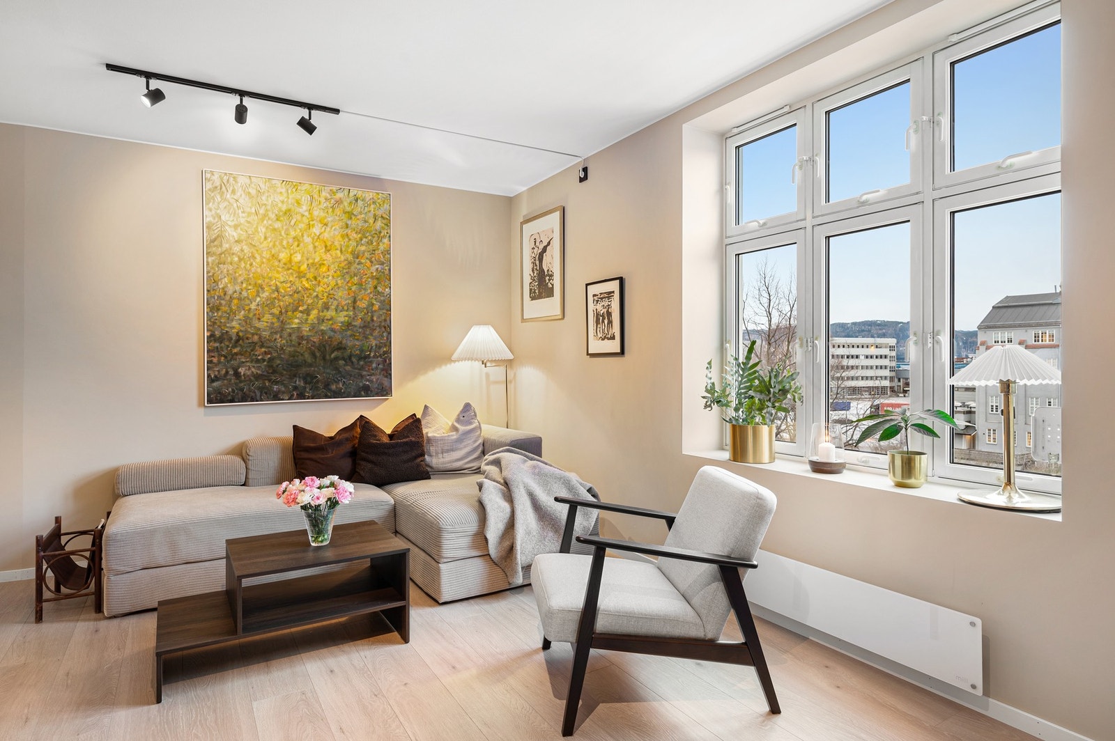 Store vindusflater gir rikelig med lys inn i leiligheten. Galleribilde