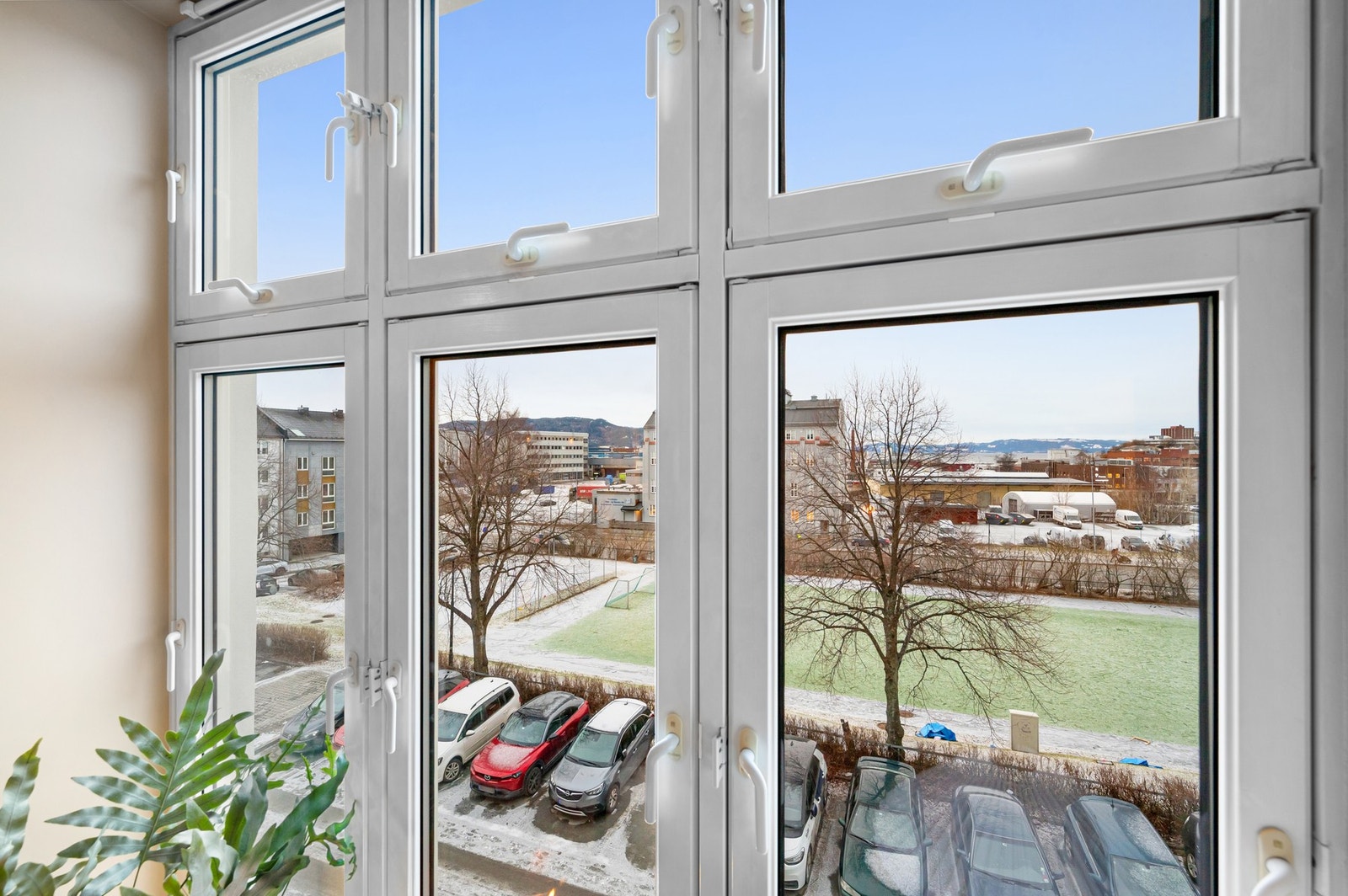 Fra leiligheten har man utsikt mot E.C. Dahls bryggeri og Trondheimsfjorden. Galleribilde