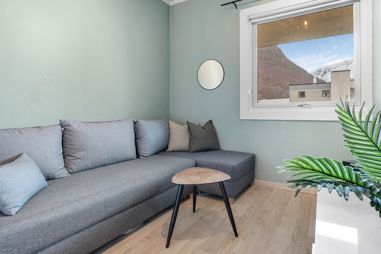 Soverom med plass til både seng og garderobe. Galleribilde