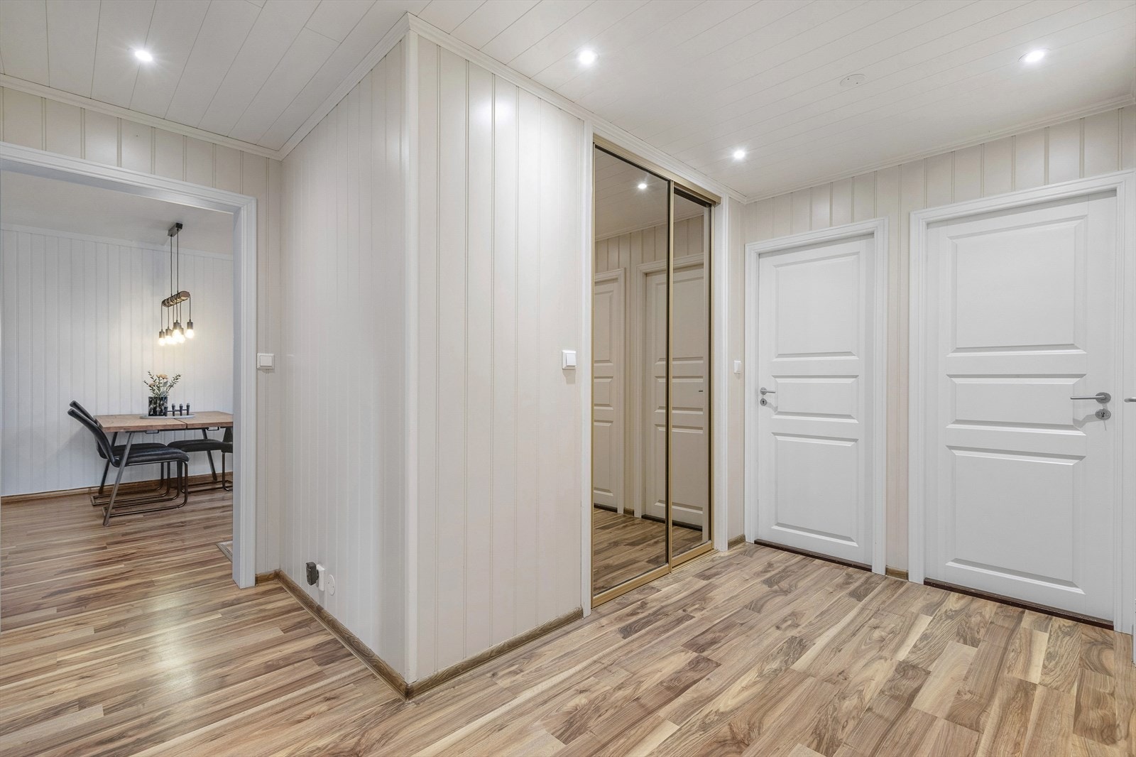 Romsleg gang med moglegheit for å sette frå seg sko og henge frå seg yttertøy i skjult garderobe. Galleribilde