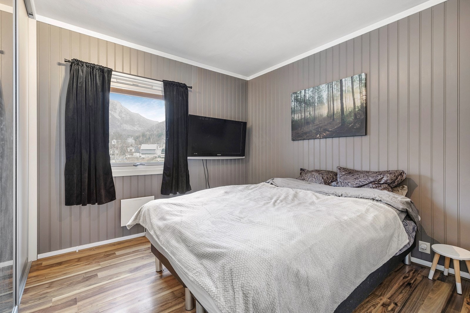 Soverom med god plass til dobbelseng og garderobe. Galleribilde