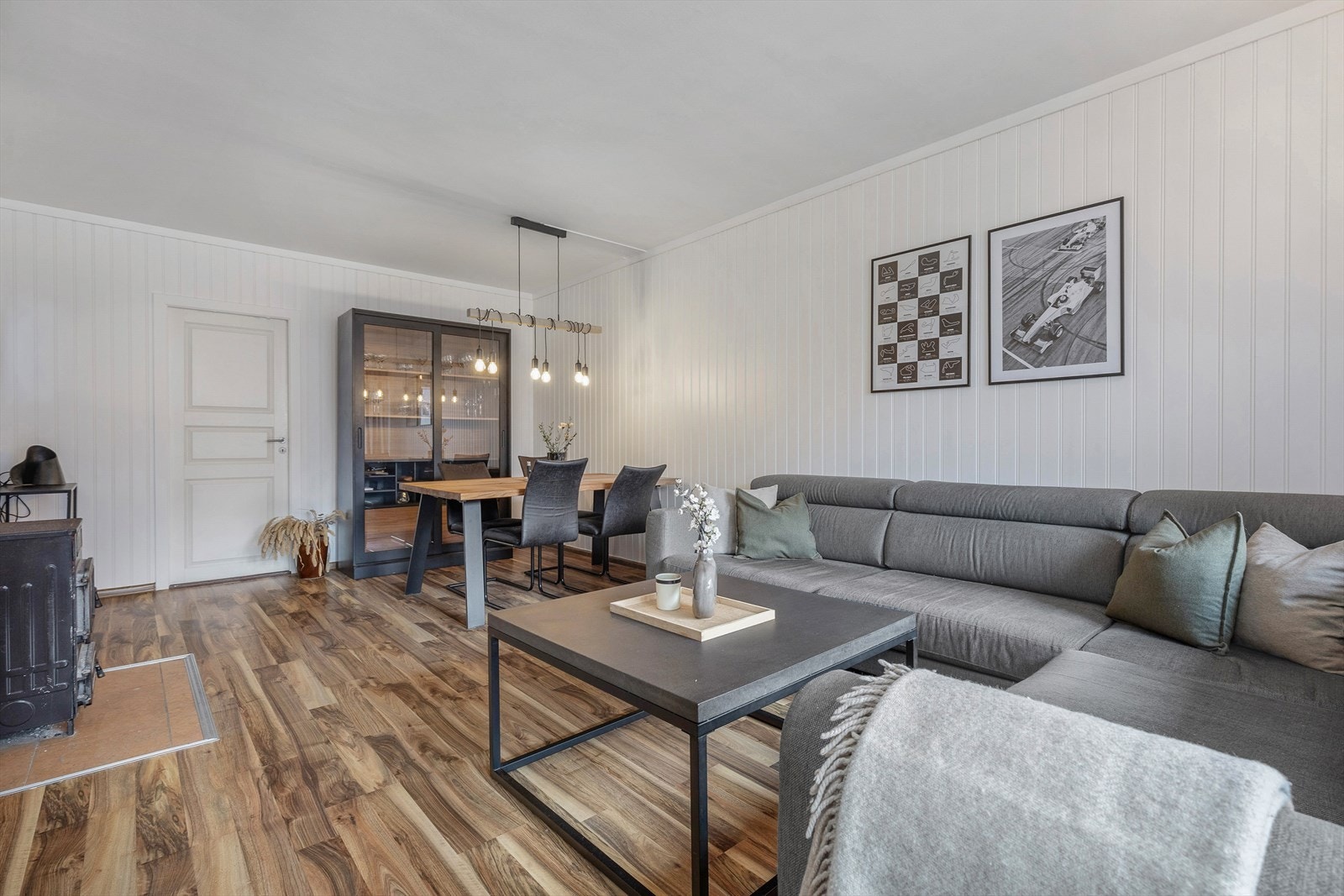 Stova er leilegheitas samlingspunkt med plass til både sofa- og sittegruppe. Galleribilde