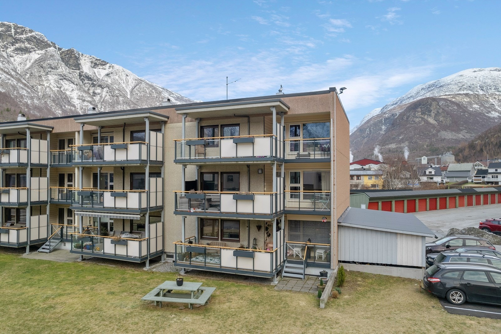 Eigedomen har gode solforhald der ein kan nyte sola midtsommars på verandaen frå ca. kl. 13.00 om morgenen til ca kl. 18.00 om kvelden. Galleribilde