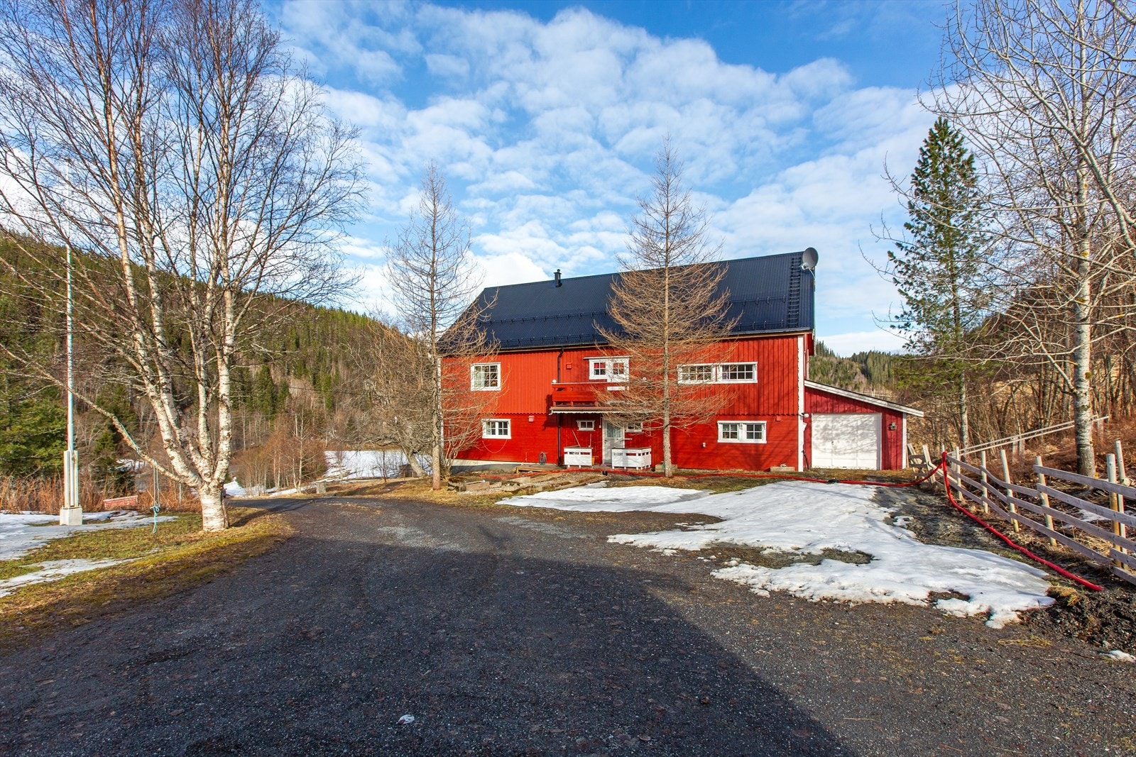 Fjøsen er innredet i 1. etasje bl.a. med entrè, kjøkken, stue, kontor, soverom, vaskerom Galleribilde