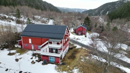 Dronebilde over fjøsen Galleribilde