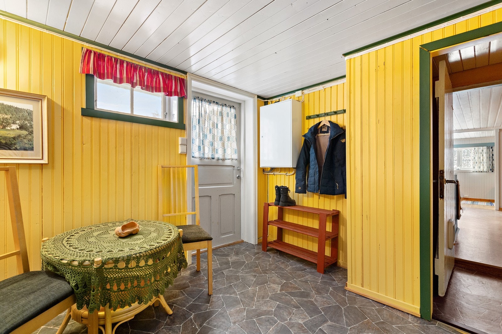 Gang, kjøkken til høyre. Galleribilde