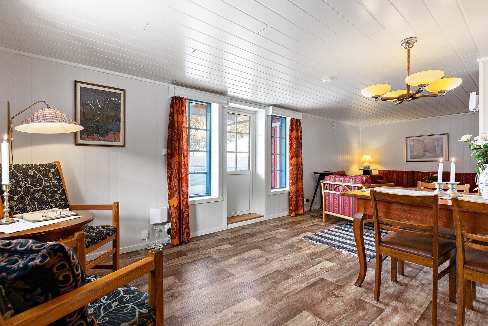 Stua er lun og koselig med plass for forskjellige møbler. Galleribilde