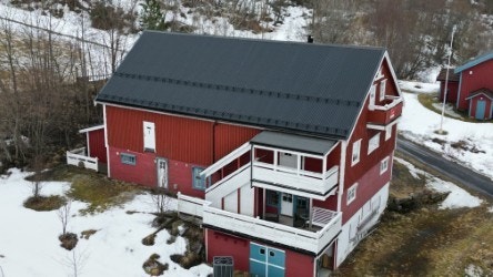 Dronebilde over fjøsen Galleribilde
