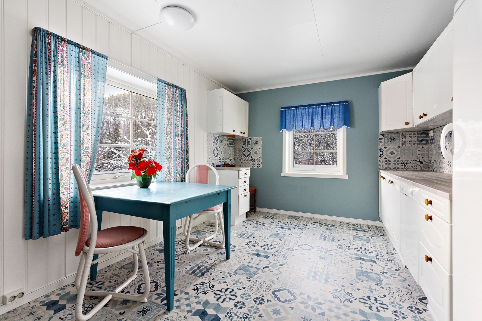 Kjøkken i 2.etasje. Plass for spisebord foran kjøkkenvinduet Galleribilde